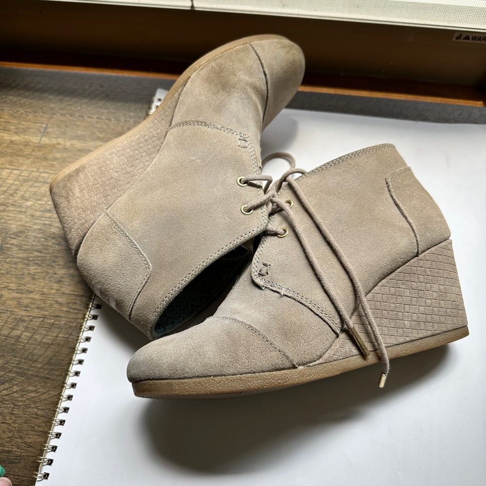 Tom’s wedge shoes size 8